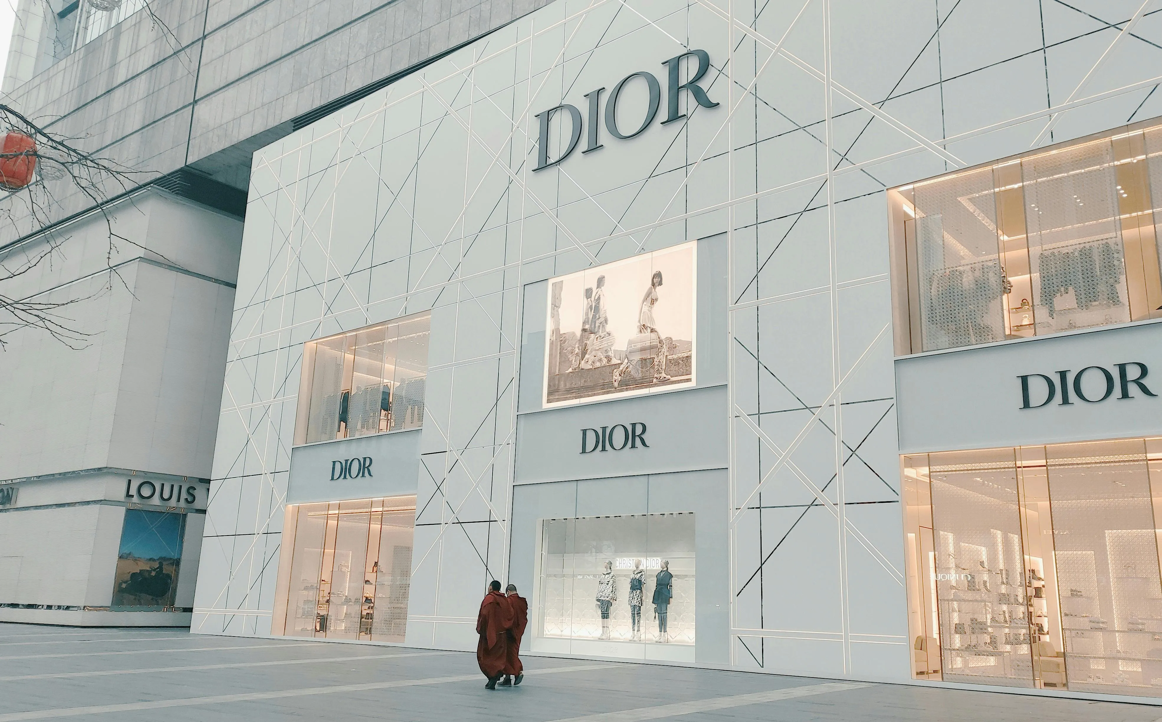 How Luxury Brand Marketing Brainwashes You to Buy Their Products